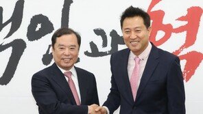 오세훈 “文정부 역주행…한국당 미래비전 지향 정당될 것”