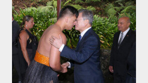 文대통령, 무명용사탑 헌화…“Moon Out” “환영합니다” 구호 뒤섞여