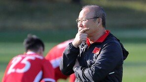 ‘원정 승리’ 박항서 감독, 축제 분위기에서도 놓지 않는 긴장