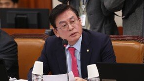 정우택 “김동연 한국당 입당, 정치 도의상 안돼”