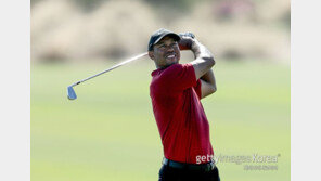 ‘머쓱해진 황제’ 우즈, 호스트 대회 ‘뒤에서 2등’