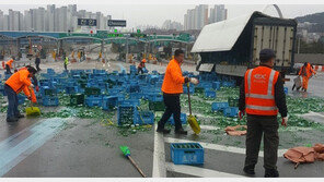 천안요금소 부근 15t 화물트럭 소주병 ‘와르르’