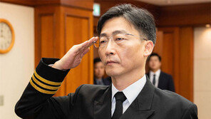 명예해군 이국종 “중령 진급 신고합니다”