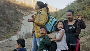 “무서워요”… 美국경 넘다 적발된 이민자들