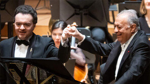 지팡이 짚은 노장의 지휘봉… 따뜻한 선율로 보답한 피아니스트