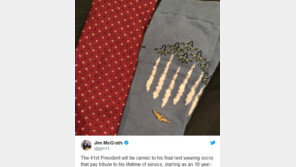 조지 H. W. 부시, 해군 회색양말 신고 마지막 길 떠난다