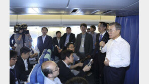 ‘지구 한바퀴 순방’ 文대통령, ‘답방+북미’ 불씨 살려