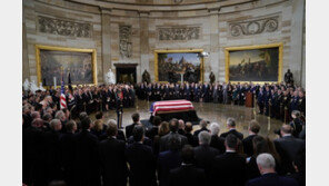 트럼프, 5일 ‘아버지 부시’ 장례식서 조사는 하지 않는다