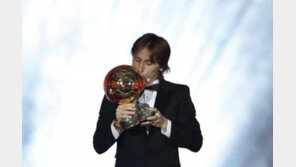 모드리치, 메날두 시대 끝내다…“표현하기 어려운 기분”