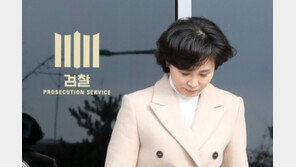‘늦은 점심’ 김혜경씨, 옅은 미소 보인채 ‘묵묵부답’