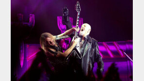 ‘전설의 밴드’ 퀸 vs ‘메탈 갓’ 주다스 프리스트…승자는?