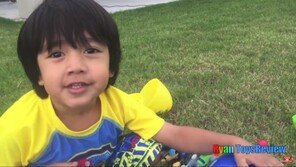장난감 리뷰로 244억 번 8세 어린이 ‘올 최고 수입 유튜버’에
