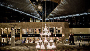 럭셔리 크리스탈 샹들리에 트리 등장