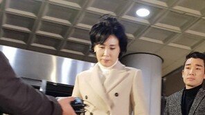 김혜경씨 검찰 출석 11시간 만에 귀가…묵묵부답에 미소만
