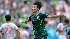 마흔에도 뛰는 이동국, 전설의 기록은 현재 진행형