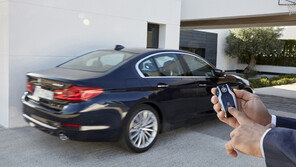 ‘손목밴드’로 자동차 문 열고… 디스플레이 키로 원격주차