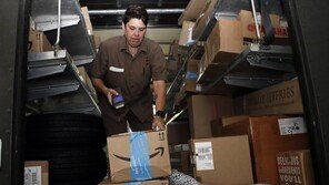 美 배송료, 대폭 오를듯…트럼프의 ‘아마존 때리기’?