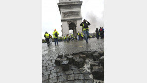 분노한 노란조끼 ‘또’ 집결한다…마크롱 정치생명 ‘위기’