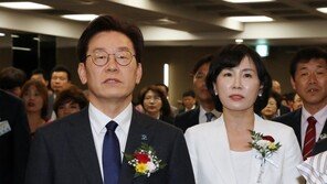 ‘D-8’ 이재명·김혜경 부부, 검찰 기소 카드 꺼낼까?