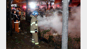 고립된 시민 업고 뛰는 동안 장화에 뜨거운 물…소방관 2명 화상