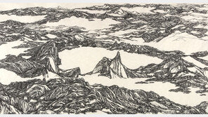 예리한 붓끝으로 그려낸 장대한 백두산과 압록강…윤영경, ‘하늘과 바람과 땅’ 展