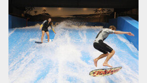 “서핑하러 아웃렛 가요”… 온가족 ‘쇼핑 놀이터’