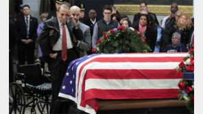 “잘 가시오! 나의 라이벌, 나의 벗…” 95세 밥 돌, 감동의 경례