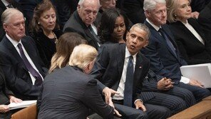 부시 前대통령 장례식장서 조우한 트럼프와 오바마