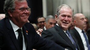 아들 부시, 아버지 부시 장례식서 웃기도 한 까닭은?