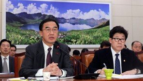 조명균 통일 “멈춰섰던 철마, 북녘으로 달려갈 준비 중”