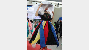 [청계천 옆 사진관]조선시대 부터 개량 한복까지…서울역서 패션쇼