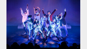 객석과 무대가 하나 되는 축제로…댄스컬 ‘렛츠 댄스 크레이지’