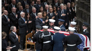 부시, 에어포스원 타고 집으로 ‘마지막 비행’