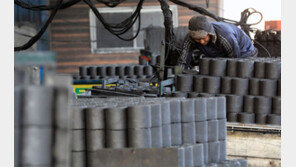 분주한 연탄공장