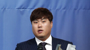 류현진, 일구대상 수상 “내년 20승 목표”…김재환은 최고 타자상