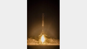 韓 차세대소형위성 우주로 싣고 간 ‘팰컨9’…재사용 로켓 시대 본격화