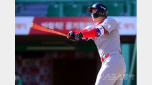 김동엽, 빨강→파랑…“내 야구인생 마지막 파랑양말 이었으면”