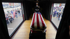 냉전 끝낸 부시, 아내-딸 곁에 잠들다