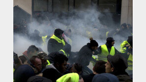 프랑스 파리 4주째 ‘노란조끼’ 시위 135명 부상…“최루탄·물대포 발사”