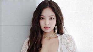 제니, 과감한 화이트 시스루 ‘청순+섹시’ 다 해