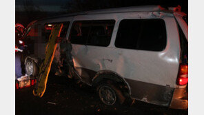 서해안고속道서 승합차 가드레일 받아…1명 사망·6명 부상