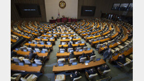 與 “촛불정신” vs 野 “前정부와 차이 있나”…朴탄핵안 가결 2주년