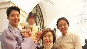 이동건♥조윤희 부부, 딸 돌잔치서 ‘함박 미소’