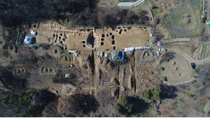 예산군 예산산성서 백제시대 대형 석벽 건물지·목곽 저수조 발견