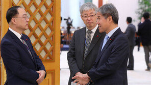 문재인 대통령 “기업 투자 살릴 해결책 찾아라” 홍남기에 ‘특별주문’