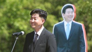 ‘노무현 조롱’ 시험문제 낸 홍대 교수…대법 “유족에 배상”