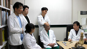 엉치뼈 시큰거리고 팔다리 저림… 내시경 치료로 잡는다 