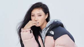 더 화려해진 ‘근육맨 패딩’의 귀환