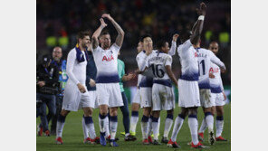 ‘손흥민 71분’ 토트넘, 바르사와 1-1 무승부…UCL 16강 합류