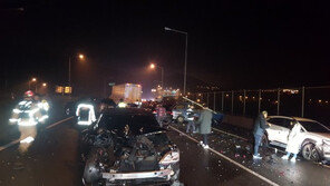 빙판길에 ‘쾅쾅쾅’…창원서 차량 15대 다중추돌로 8명 부상 ‘아수라장’